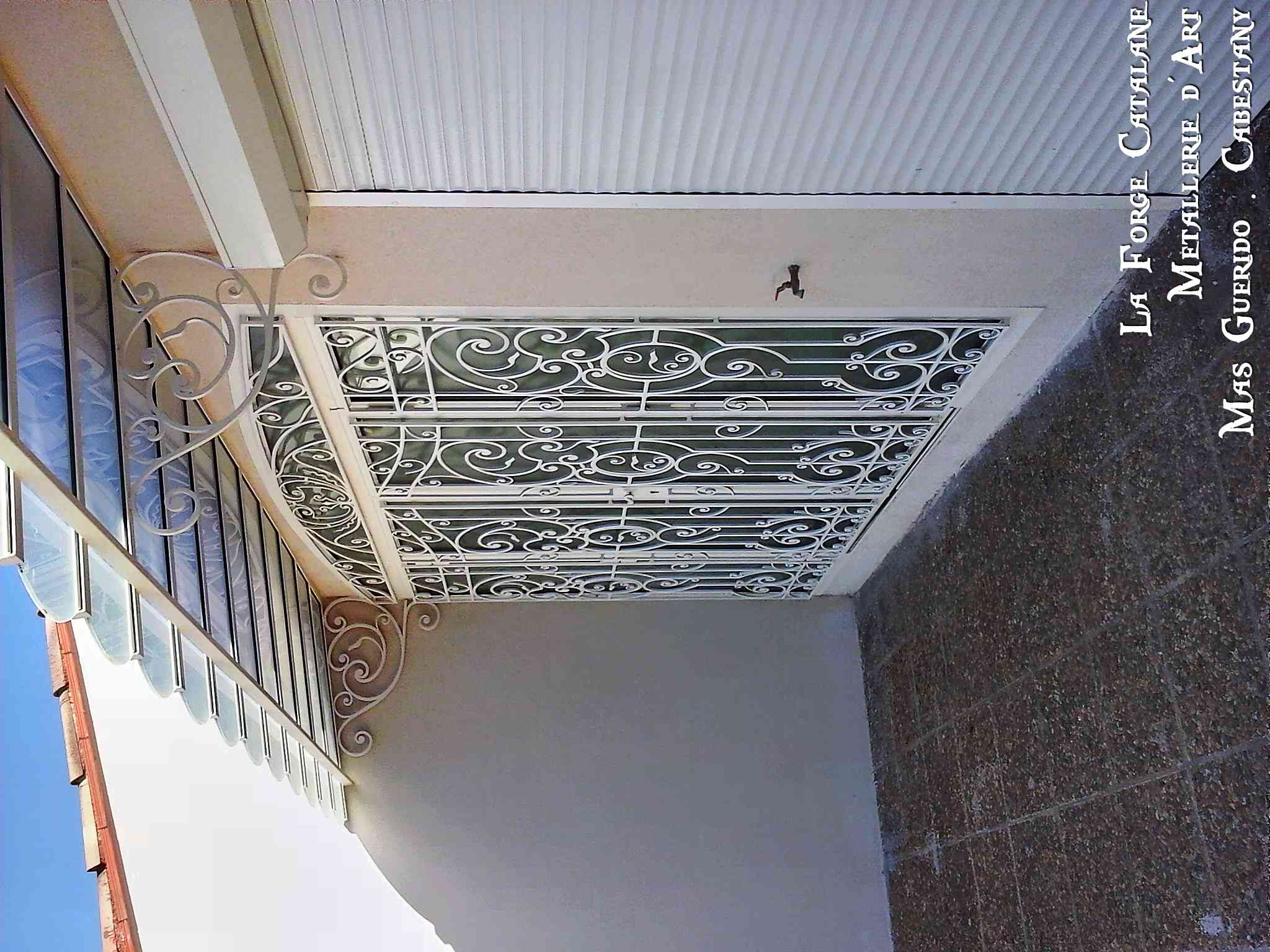 grille de protection articulee double vantaux thermolaquage blanc ouvrage forge catalane.jpg